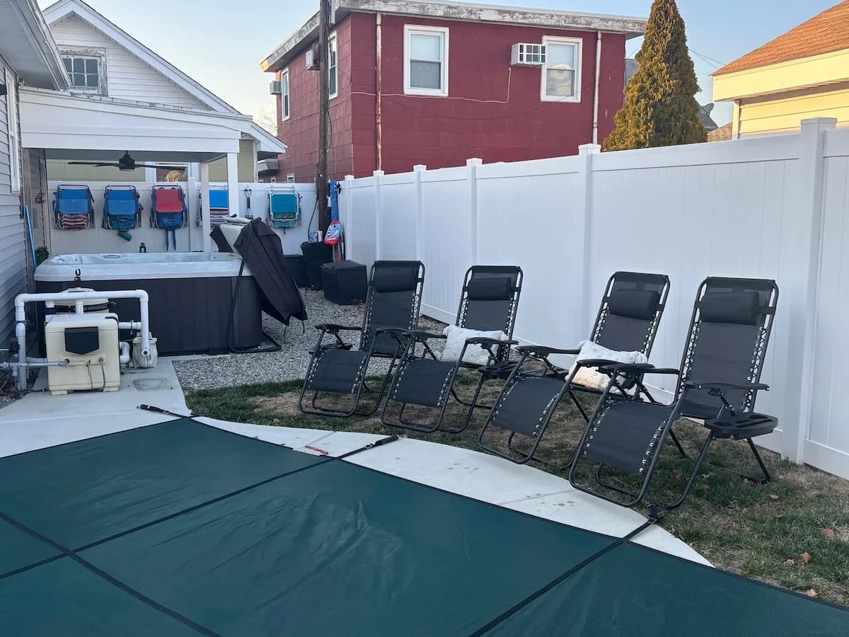 Poolside lounge chairs for a large group