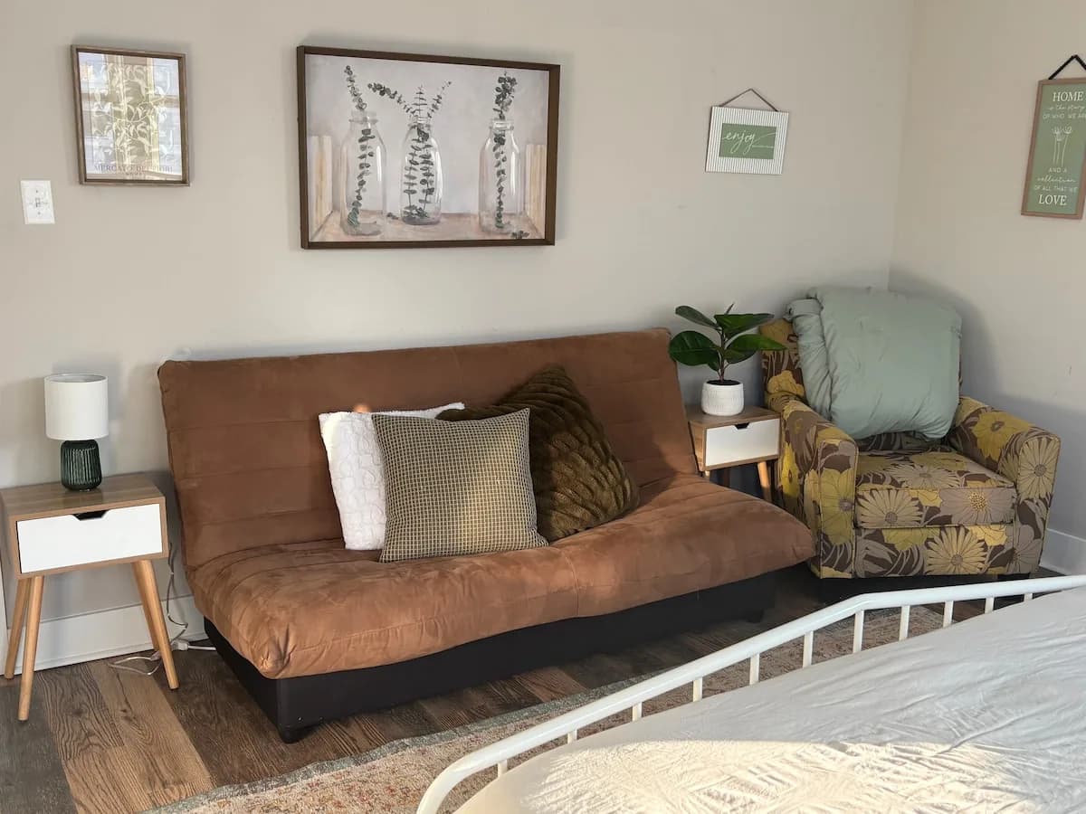 Flexible bedroom with a futon and additional sleeping space