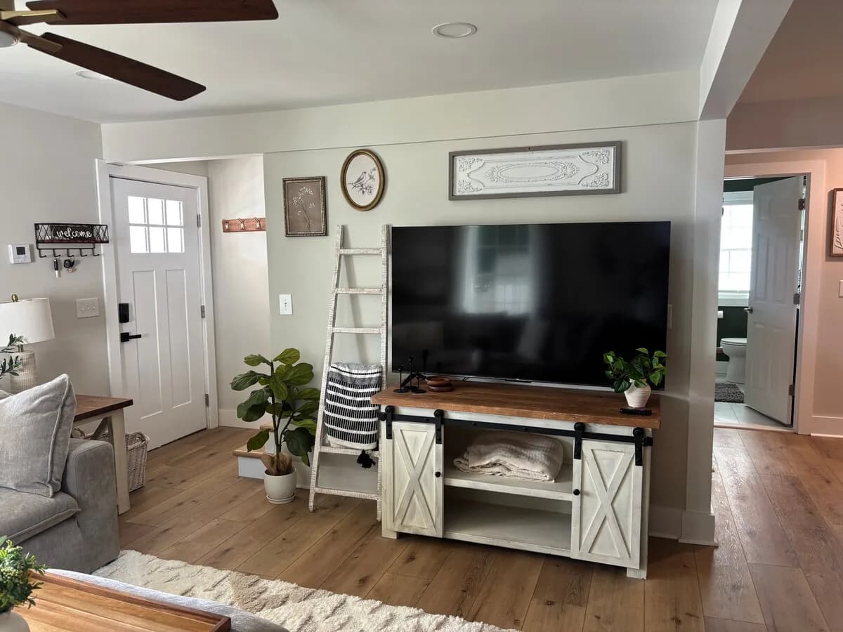 Television wall and coastal details in the main room