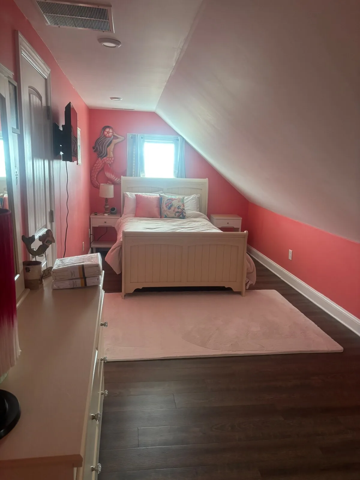 Coral bedroom with space to settle in