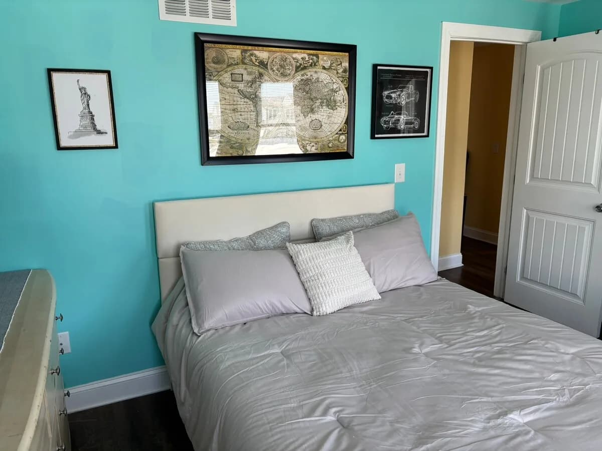 Marilyn-inspired bedroom with vivid turquoise walls